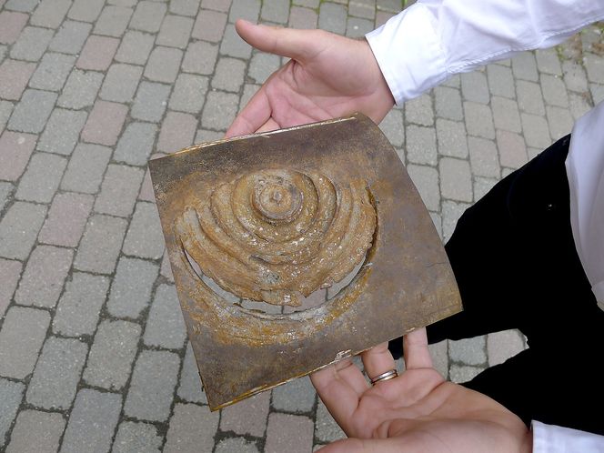 Årsaken: en sprekk på rundt 10–12 centimeter lengde var nok til at flere tusen kubikkmeter vann fosset ut og forårsaket opp til 48 timer bortfall av fjernvarme for mange titalls tusen husholdninger i Oslo midt i februar. Det oppsto lekkasjer ytterligere tre steder.