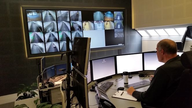 Full oversikt: Over hundre kameraer gir operatøren svært god oversikt over Strindheimstunnelen. I tillegg overvåker systemet informasjonen fra alle kameraene og kan gi alarmer eller sette i gang tiltak automatisk om det trengs.