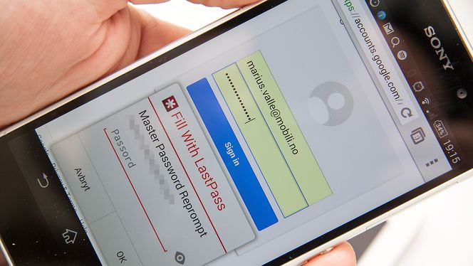 Android-appen fungerer med Chrome, og kan logge deg på på alle nettsider. Passordene synkroniseres til LastPass, slik at du kan bruke dem på alle enheter.