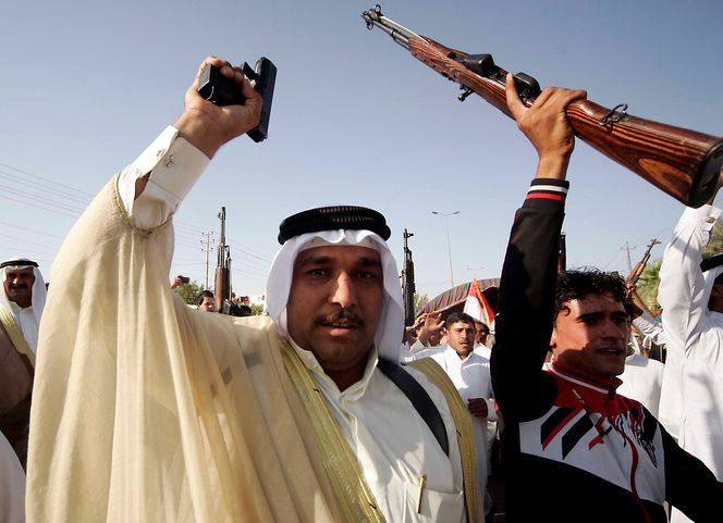 Stammekrigere fra Ramadi hever sine våpen til støtte for irakiske regjeringsstyrker i Karbala som forbereder seg på en motoffensiv mot ISIL