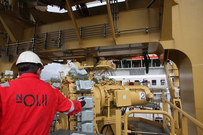 Griper: Det vertikale leggeverktøy for rør og umbilicals (VLS) kan holde på 150 tonn med sine gripeklør. Klossene (padene) skiftes ut avhengig av rørenes dimensjon.