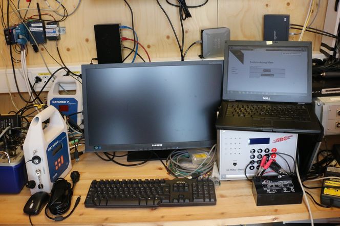 En liten bod ved E6 på Klett gjør nytten som trafikklaboratorium for å teste løsninger som skal danne grunnlaget for innsamling av data som kan komme til nytte for for alle som ferdes i trafikken.