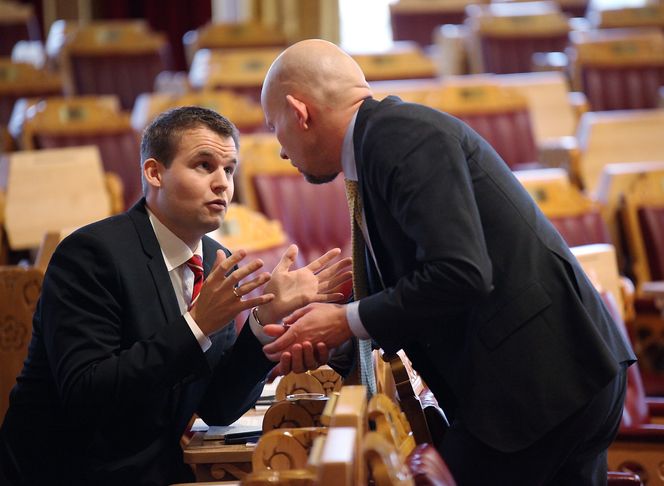 Kjell Ingolf Ropstad (t.v.) er en av stortingspolitikerne som har stilt olje- og energiminister Tord Lien til veggs. Nå har Lien og OED publisert et fire sider langt svar på sine nettsider.