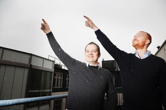 Der: Der oppe i den geostasjonære banen er satellitten som gjør at systemingeniør Henning Solberg og daglig leder i Com4, Kristian Sølvberg kan tilby alle norske maskiner med kommunikasjonsbehov dekning.