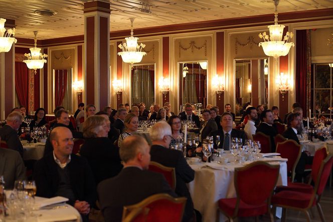 En overveldet Wang kunne høste heder fra representanter for teknologiselskaper og bransjeorganisasjoner i den feststemte salen.