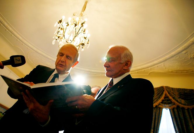 Hedersprisvinner Erik Tandberg sammen med det andre mennesket på månen, Buzz Aldrin, i 2007.