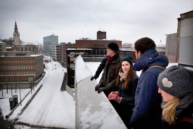 På programmet sto omvisning og utfordringer i Regjeringskvartalet fra et prosjektlederperspektiv, fra venstre er prosjektlederen Ragnar Bovim, studentenKari Elisabeth Lien Johnsen.