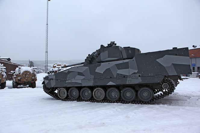 De nye CV90 stormpanservognene som Norge skal ta i bruk om halvannet år blir utstyrt med gummibelter slik som på denne testvogna hos produsenten, BAE Systems Hägglunds.