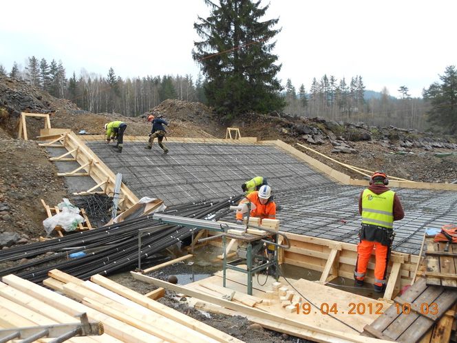 Her bruker Peab stangarmering av basaltfiber mens de støper et gjerde for å hindre at gjedder svømmer opp Telemarkskanalen. Foto: Peab/Reforcetech