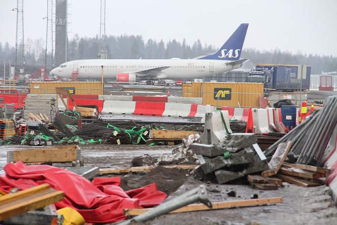 Utfordrende: Gardermoen betjener 23 millioner passasjer i året, og utbyggingen skjer uten at trafikken stanses. Det er en tøff utfordring for både flyplassledelsen og entreprenørene som gjør jobben. Og sikker også for flyselskapene.