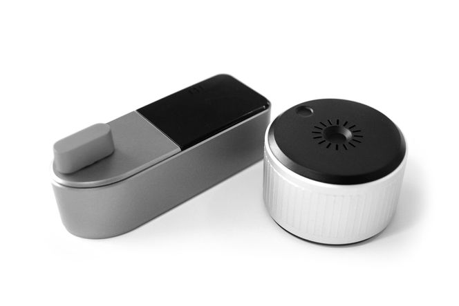 To innevarianter:Poly-Control selger to varianter av dørvrideren som erstatter den gamle på innsiden av døren. Modellen Square er den mer konvensjonelle med en mekanisk vrider. I modell Circle er hele mekanismen en stor vrider, men døren kan også låses ved å trykke i fordypningen i senter. Da gir låsen tilbakemelding om tilstanden via fargede lysdioder. Begge låsene kommer med Bluetooth Smart grensesnitt til appen på mobiltelefoner. I tillegg kan de fås med Z-Wave-kommunikasjon som gjør at de også kan kommunisere med en Z-Wave-ruter inne i huset og det åpner masse nye muligheter for å integrere ytterdøren som en del av en smarthusløsning. Låsene har innebygget batteri som må byttes med mellom 1,5 (Circle) eller 3 års (Square) mellomrom.