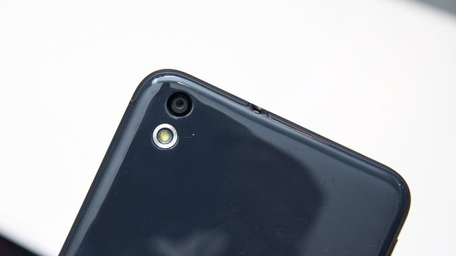 Kameraet på baksiden knipser i 13 megapikslers oppløsning. Foto: Marius Valle