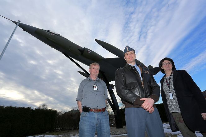 Rekrutterer: Major Christopher Lindahl (i midten) og Anne Lunder er ansvarlig for rekruttering til Forsvarets logistikkorganisasjon på Kjeller. Senioringeniør Arild Grønnestad (t.v.) kom fra SAS i fjor vår. Foto: Per-Ivar Nikolaisen