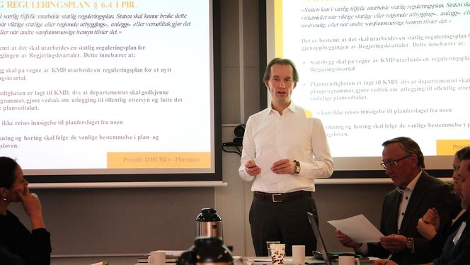 Mange: Åtte konstellasjoner med 20 bedrifter har levert tilbud om å utvikle reguleringsplan for regjeringskvartalet. Avdelingsdirektør Jo Ulltveit-Moe er fornøyd. Her under et infomøte for interessenter før anbudsfristen.