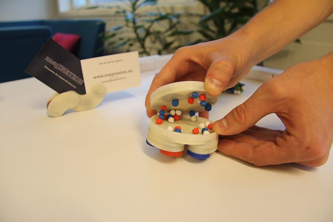 Magnetismen og formen på magnetene gjør at spillet kan gjøres lite og kompakt, uten fare for at smådeler ramler ut.