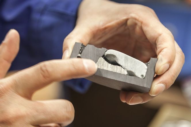 Bildet viser innmaten av et batteri etter behandling med høytemperatur metallurgiske prosesser ved SINTEF. Separert ut i midten nederst, er en nikkel-og kobberlegering, mens slagget øverst til høyre inneholder sjeldne jordartsmetaller.