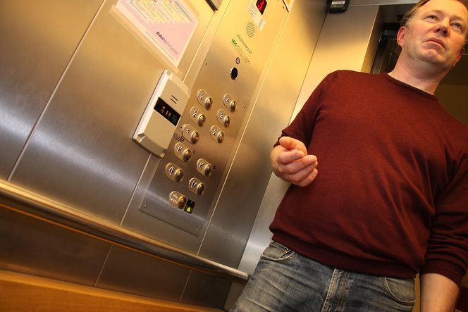 Prosjektleder Dag Thoresen hos Safetel observerer at nye heiser utstyres med analog alarm, som kan svikte på nye digitale linjer.