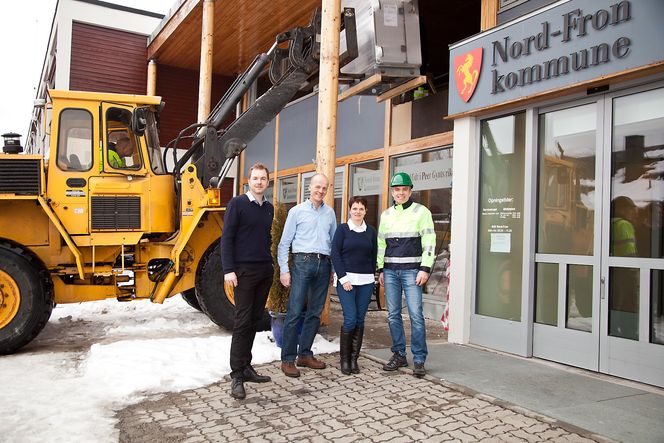 Energiallierte: Nord-Fron skal få hjelp av Schneider Electric til å bruke veldig mye  mindre energi. Det skal forretningsansvarlig Per Hellevik Carlsson i Schneider Electric, ordfører Nord-Fron kommune, Olav Røssum, prosjektleder og overingeniør Nord-Fron kommune, Ingrid Slettmoen og prosjektleder  Åge Rødde i Schneider Electric sørge for.