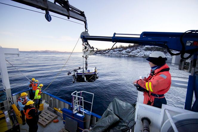 På tokt med AUR-Lab i Trondheimsfjorden. Fra forskningsfartøyet Gunnerus settes undervannsroboten (ROV) Minerva ut og sendes ned til havbunnen.