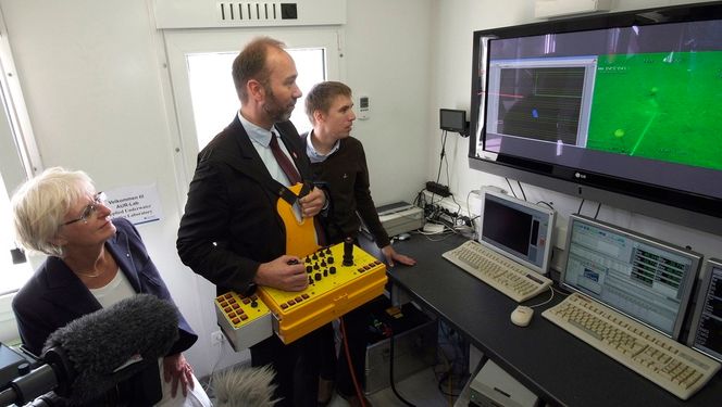 Og oppe i forskningsfartøyet Gunnerus sto daværende næringsminister Trond Giske og prorektor Kari Melby og fulgte med på snorklippingen under vann. Dermed fikk de innblikk i hvordan ROV fotograferer havbunnen.