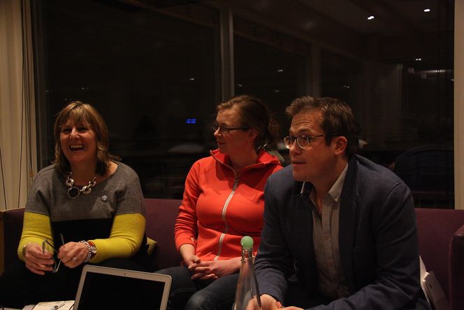 – Veldig mye handler om tverrfaglighet, sier fasilitator Liz Ogilvie. her med mentor James WIlson og deltager Clara Good.