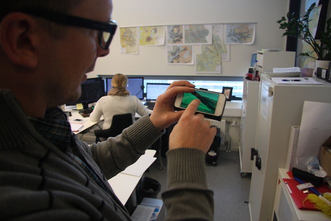 Marius FInsrud viser frem teknologien på mocil. med den kan Aksel Lund Svindal undersøke løypa mens han slapper av på kvelden før løpet.