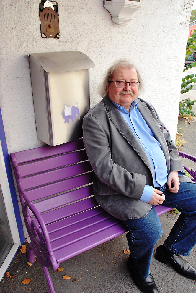 Detaljer: Fiolett benk og elefantdetalj på postkassa gir noen hint om beboeren.
