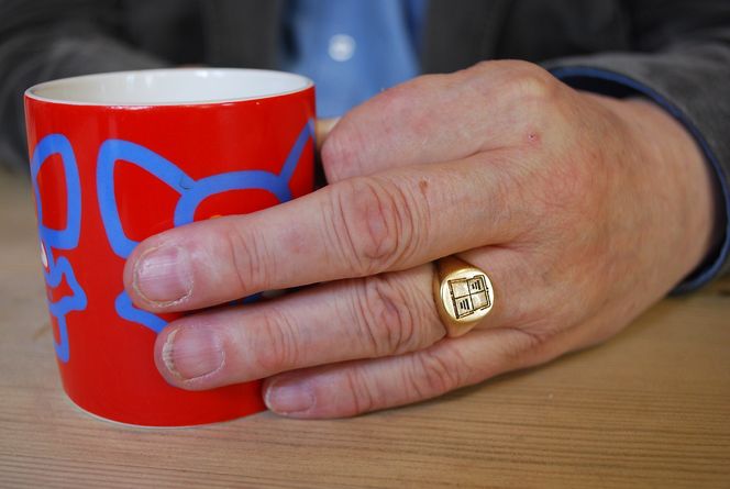 Bing med bling: Signettring med familiens våpenskjold. Legg merke til elefantkoppen.