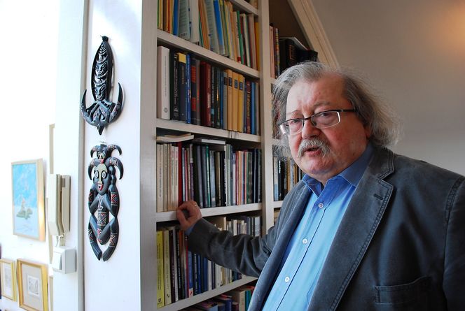 Hylla full: Bing hadde en bokhylle full av faglitteratur han hadde skrevet selv - og en hylle med skjønnlitteratur han hadde forfattet. Han skrev sin første roman på barneskolen.