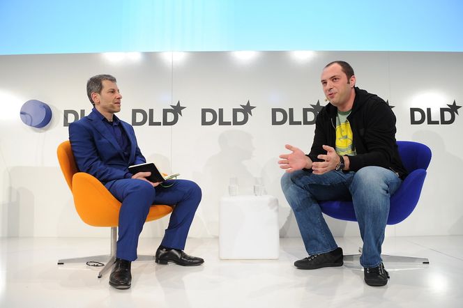 Jan Koums oppvekst i et autoritært Ukraina blir forklart som bakgrunnen for WhatsApp.Her snakker han (t.h.)med David Rowan fra Wired under en messe i Tyskland.