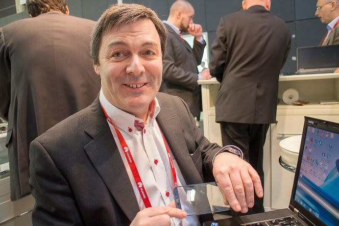 Se her: Teknologidirektør Ralph Bernstein i norske IDEX viser oss et mobiltelefon frontglass med en innstøpt linjesensor.