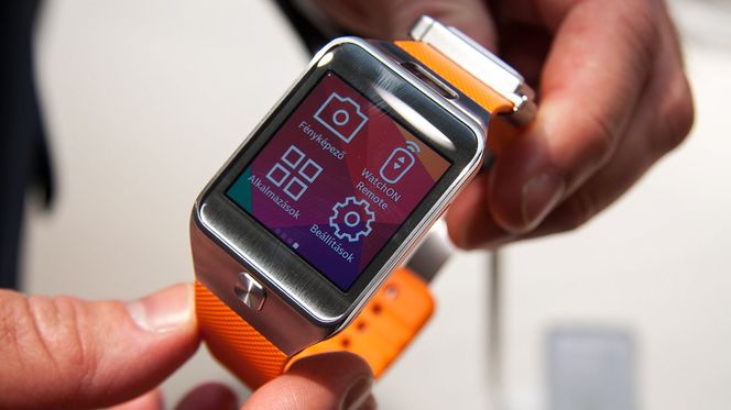 Samsung Gear 2 har fått en tast under skjermen. Denne kan programmeres til å starte en valgfri app eller funksjon om du dobbelttrykker på den. Foto: Marius Valle