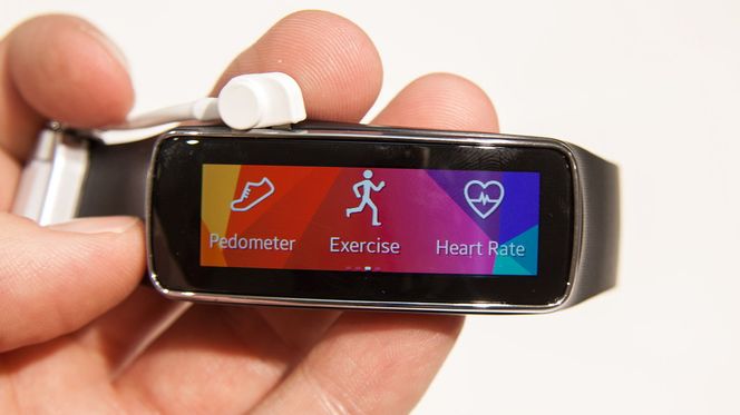 Gear Fit har skritteller, treningsapp og en egen pulsmålerfunksjon som lar deg sjekke pulsen. Foto: Marius Valle