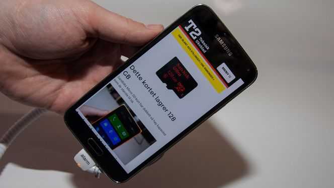 Skjermen er 5,1 tommer, har full HD-oppløsning og ser bra ut. Foto: Marius Valle