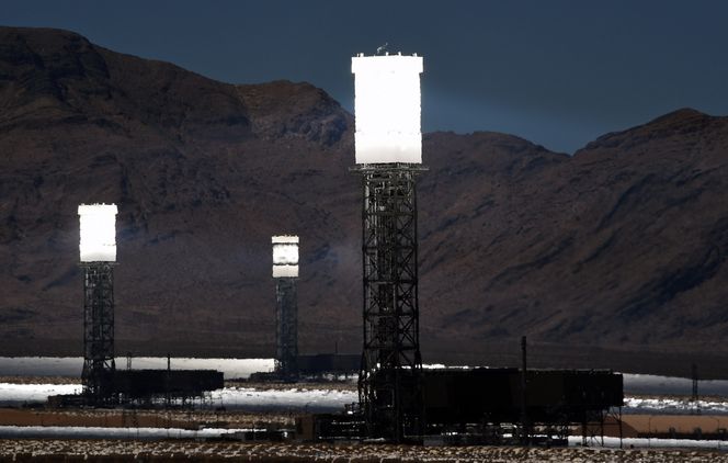 Mange hundre grader: I de tre soltårnene varmes vann til damp, som genererer elektrisitet via en generator. 140.000 amerikanske hjem får elektrisitet fra kraftverket (NB: Amerikanske husholdninger har ikke samme strømforbruk som norske, red.anm.)
