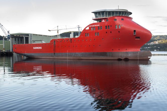 Lang tur: Det tok en måned å taue det 83,5 meter lange og 17,6 meter brede skroget til det første serviceskipet for vindparker fra Tyrkia til Sogn og Fjordane.