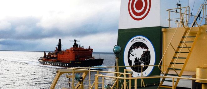 Assistanse: Atomisbryter fra Atomflot følger en ferd gjennom Nordøstpassasjen i 2011. I store deler av ruten er skip avhengig av isbryter til å lage råk.