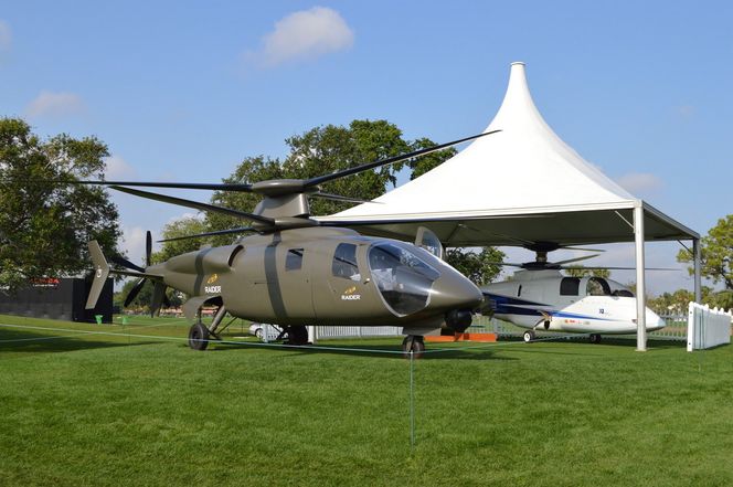 Modell av Sikorsky S-97 Raider som baserer seg på teknologien som ble tatt fram i X2-demonstratoren (i bakgrunnen). Dette blir også basis for den oppkalerte kandidaten i FVL-programmet.