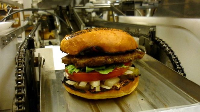 Slik ser en ferdig produkt ut etter å ha blitt konstruert i burgermaskinen. Litt svidd på kantene, men burgeren er fremdeles i prototypestadiet.