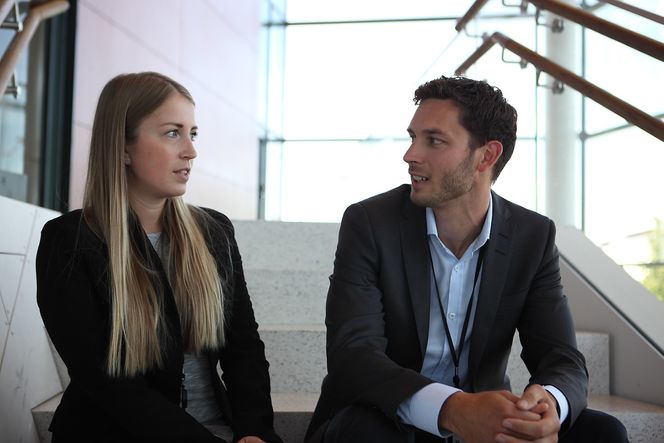 Fredrik Bergflødt og Fredrikke Holthe Kvam er to av ferskingene i Accenture som nå reiser sørover.