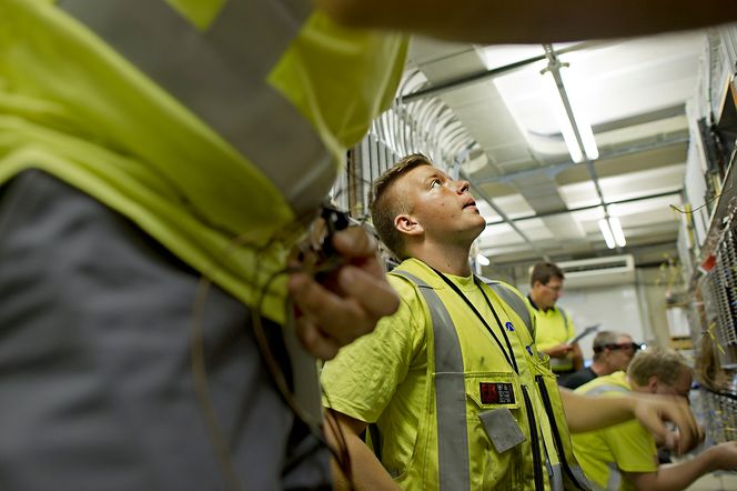 Plassen i relérommet utnyttes godt, og det jobbes skulder ved skulder. Her ser vi en konsentrert signalmontørlærling Ruben Wikstrøm fra Jernbaneverket i sommerarbeidene på Ski stasjon.