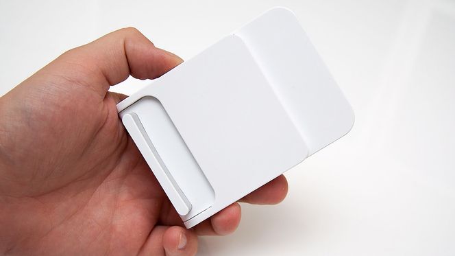 Laderen kan foldes sammen slik at den er enkel å putte i lomma.