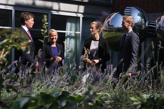 Sven Ole Mollestad Nicolaysen (t.v.) (22), Veronica Liverud Krathe (24), Kristine Marie Berg (26) og Jan-Tore Haugan Horn (23) er fire av totalt 12 studenter som var med i DNV GLs sommerprosjekt. De kunne godt tenke seg å jobbe i konsernet i fremtiden.