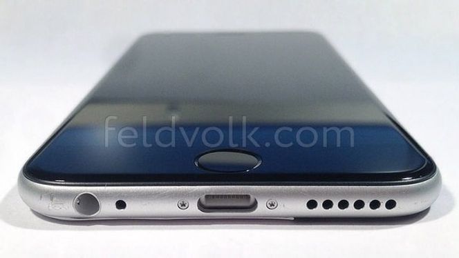 Dette bildet viser bakdeksel og skjermglass satt sammen, og gir antakelig en god indikasjon på hvordan den kommende iPhone-modellen ser ut.