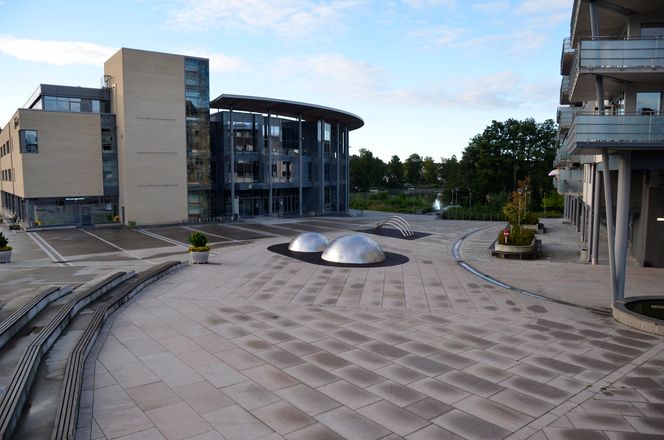 Arkitekt Astrid Humerfelt får stadig høre at innbyggerne på Kolbotn mener torget er grått og trist.