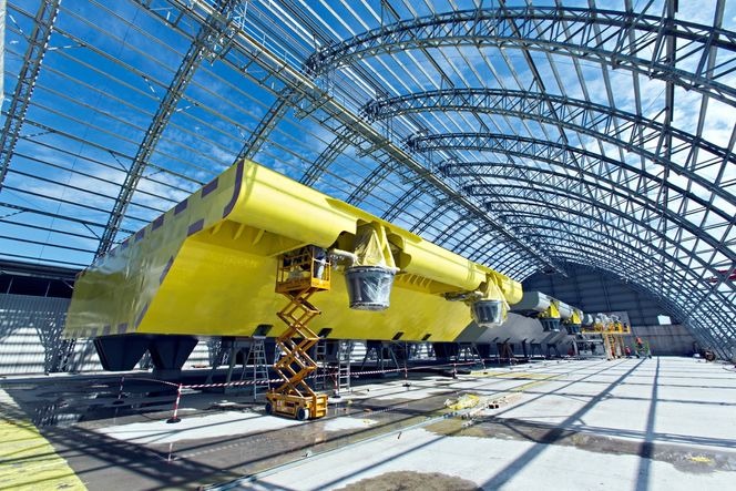 I produksjon: Barrieren omfatter 78 porter som alle er malt gule. De er 20 meter høye og 18-30 meter lange. Bredden varierer mellom 3,5 og 5,5 meter.