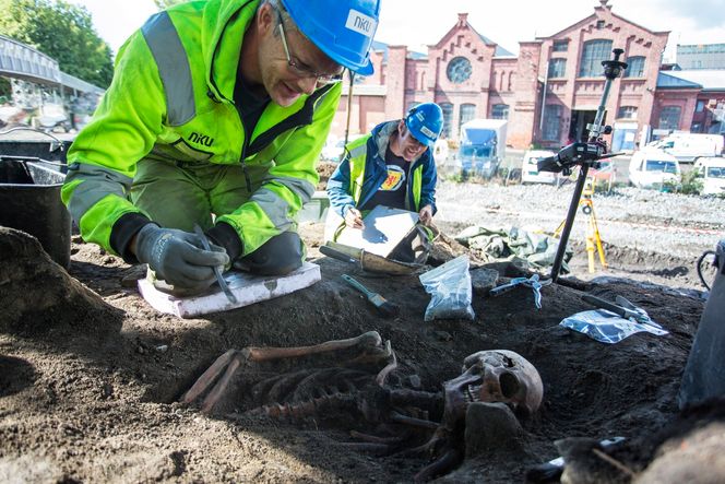 Arkeologene ble overrasket over det store funnet som ble gjort i forbindelse med de forberedende arbeidene til den kommende Follobanen, i og med at de hadde trodd at det meste av kirkegården gikk tapt under byggingen av Østfoldbanen på 1800-tallet.