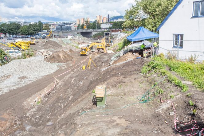 Skråningen ned mot traseen der Follobanen skal bygges, er sikret, slik at skjeletter og knokler ikke skal rase ut av graveprofilen ved kraftig regnskyll eller vibrasjoner.