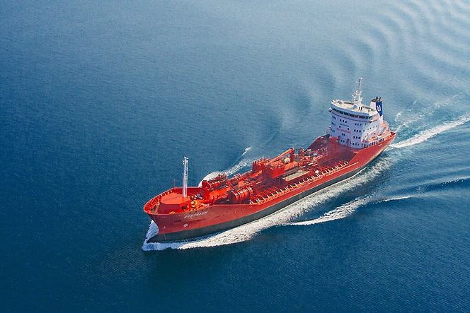 Isforsterket: Kjemikalietankeren Rystraum Aer sammen med søsterskipet Golfstraum malt med Ecospeed under vannlinjen. Rederiet er ikke fornøyd med at det gror så mye at skroget må vaskes med spesialutstyr en gang i året.