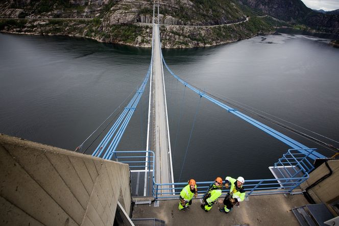 Inspiserer: Overingeniør Henning Lotherington, Avdelingsingeniør Elin Spildo og sikringsleder Stein Falsen Møller. Foto: Eirik Helland Urke